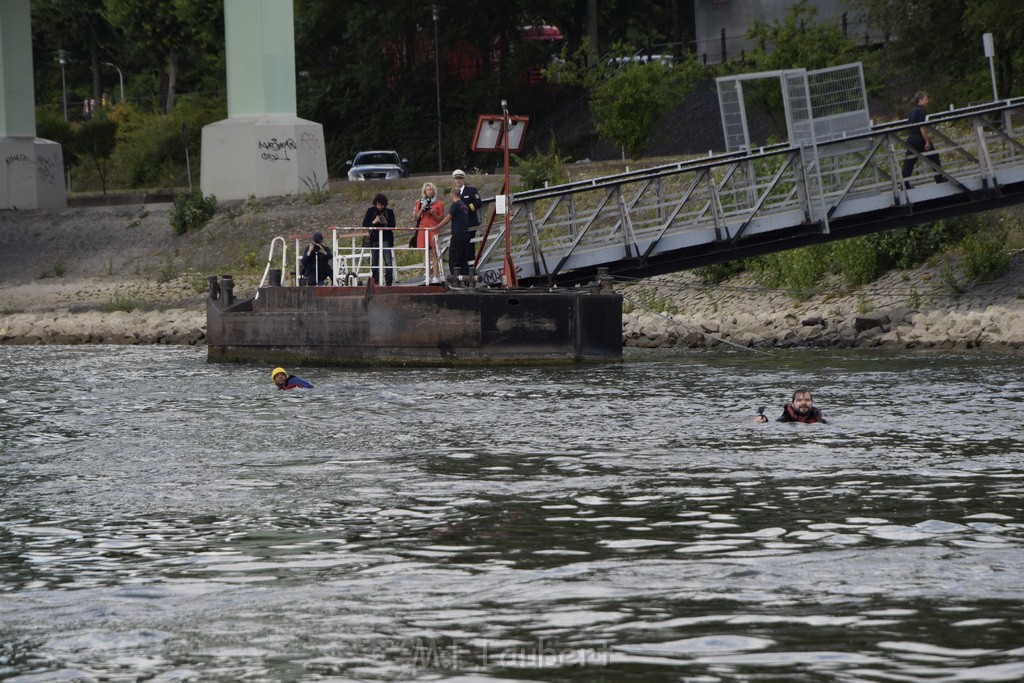 Uebung BF Taucher und Presse Koeln Zoobruecke Rhein P068.JPG - Miklos Laubert